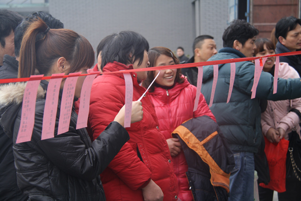 辭新春，迎元宵，全體員工踴躍上演燈謎會(huì)！